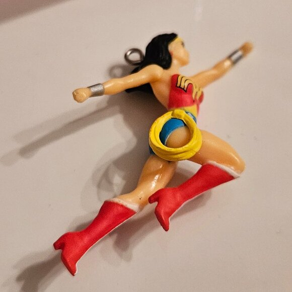 NIB 2017 Hallmark Mini Wonder Woman Tree Ornament - Picture 5 of 8